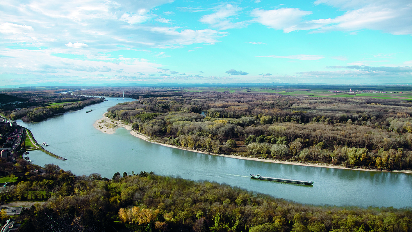 Totale von Der Donau mit Güterschiff im Vordergrund